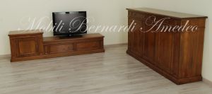 Mobile da soggiorno per Tv in legno massiccio costruito su misura con anta e cassetti stile arte povera